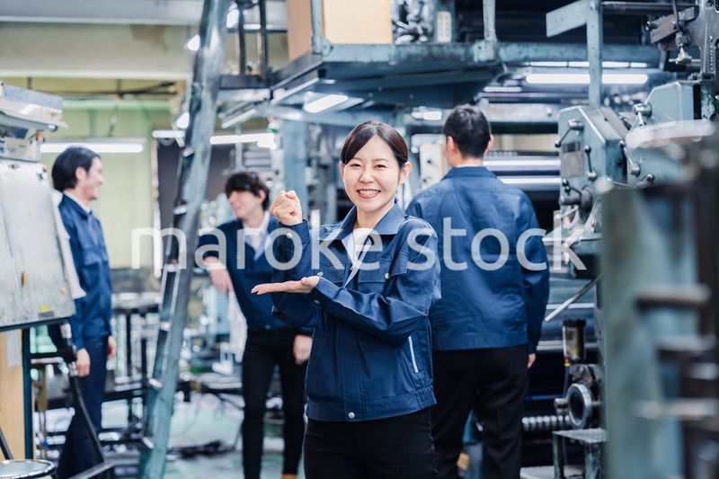 アイデアがひらめいた女性労働者