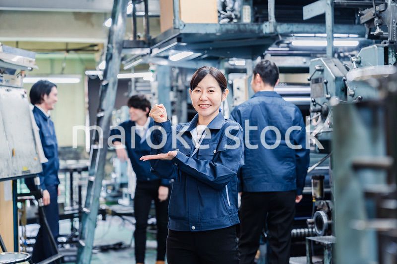 アイデアがひらめいた女性労働者