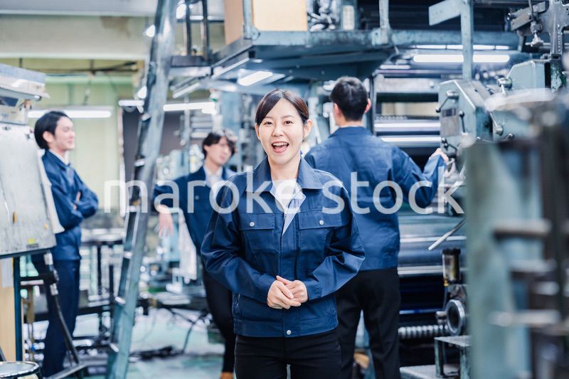 工場で喜ぶ女性労働者