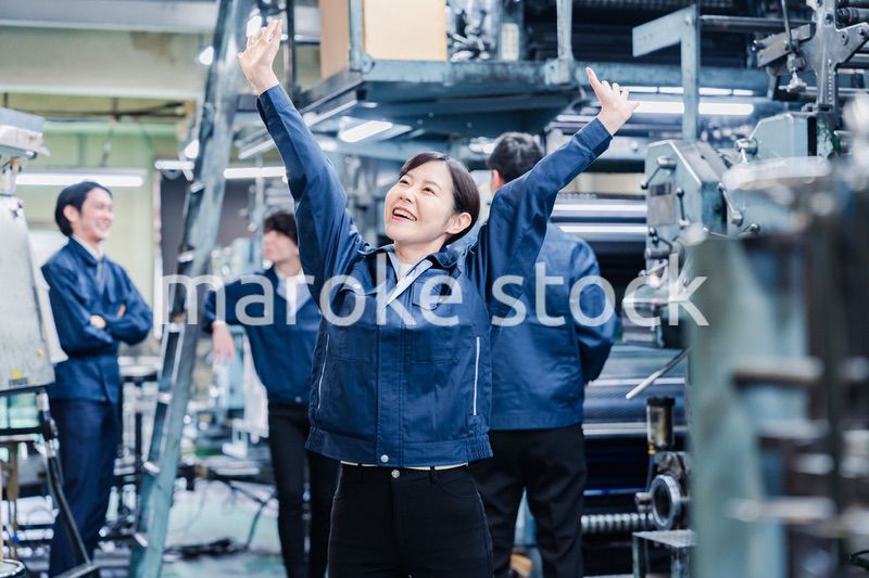 工場で喜ぶ女性労働者