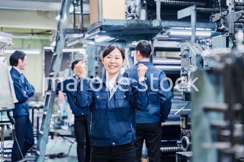 工場で喜ぶ女性労働者