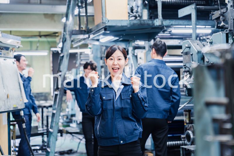 工場で喜ぶ女性労働者