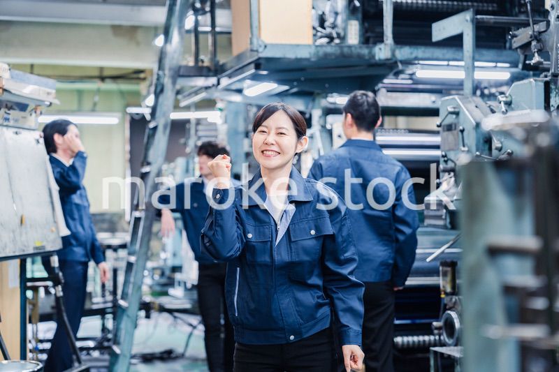 工場で喜ぶ女性労働者