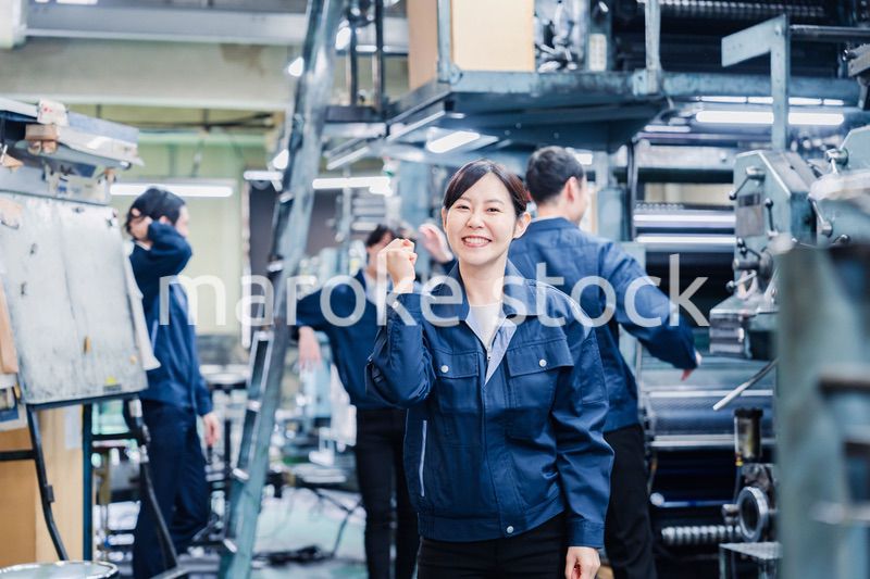 工場で喜ぶ女性労働者