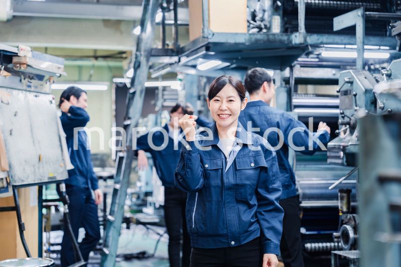 工場で喜ぶ女性労働者