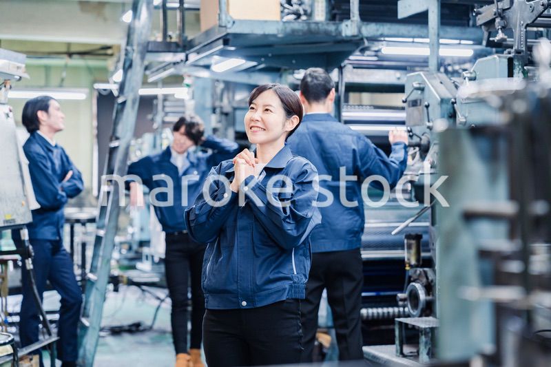 工場で喜ぶ女性労働者