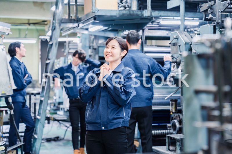 工場で喜ぶ女性労働者