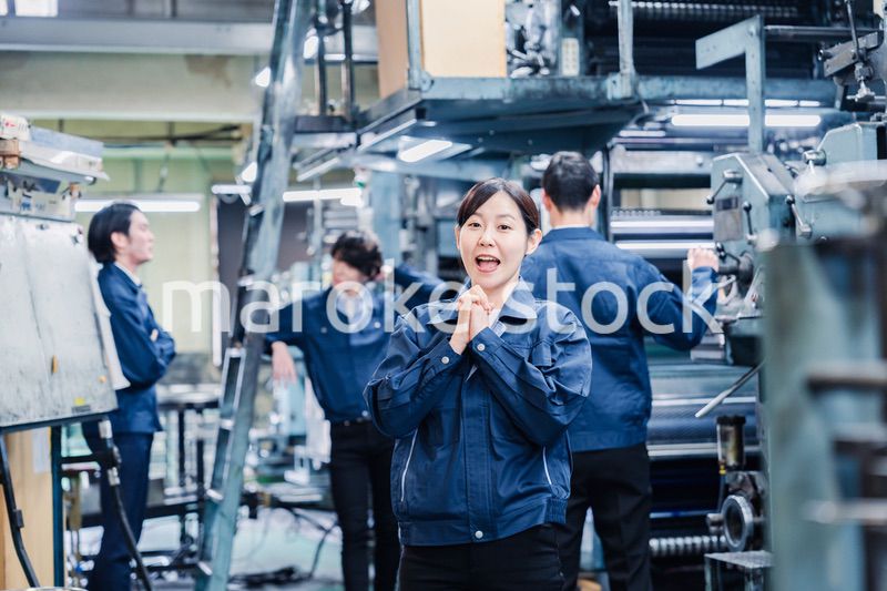 工場で喜ぶ女性労働者