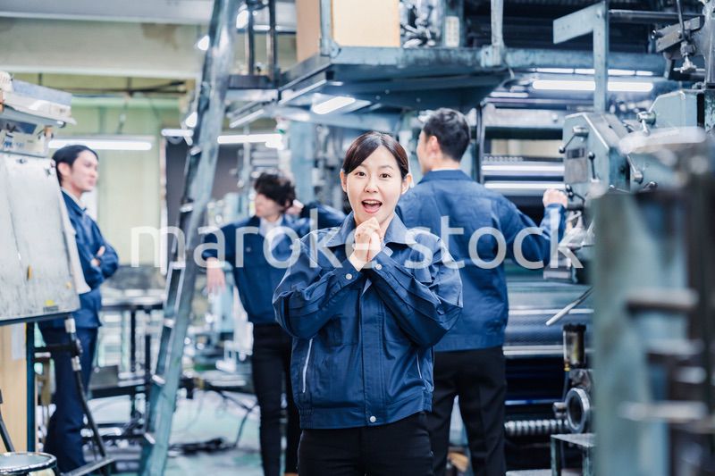 工場で喜ぶ女性労働者