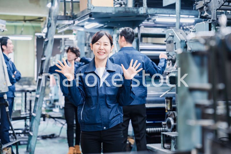 工場で喜ぶ女性労働者