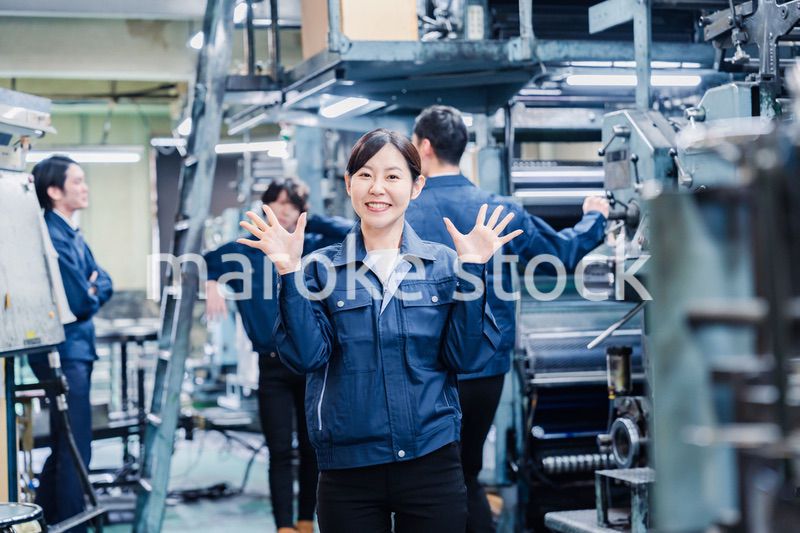工場で喜ぶ女性労働者