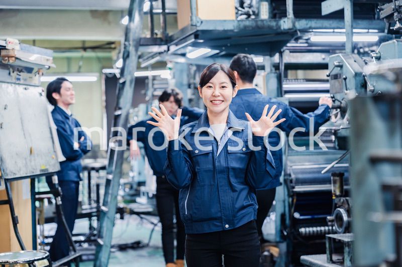 工場で喜ぶ女性労働者