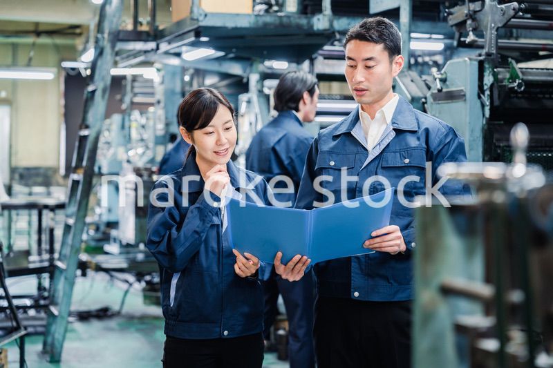 工場で生産計画を確認する労働者