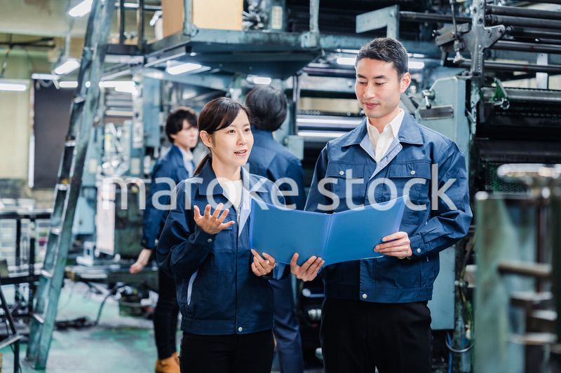 工場で生産計画を確認する労働者