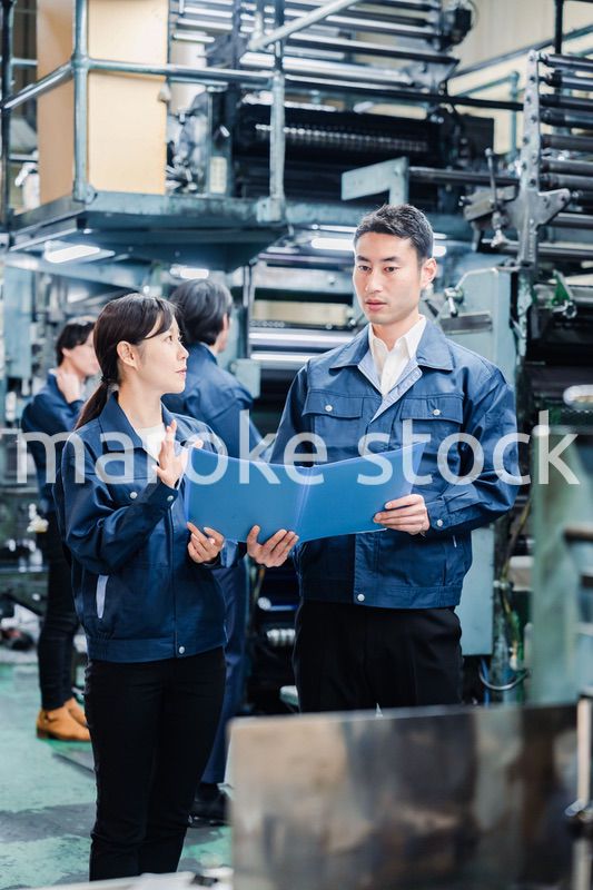 工場で生産計画を確認する労働者