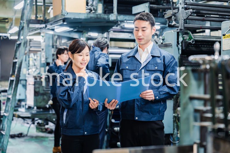工場で生産計画を確認する労働者