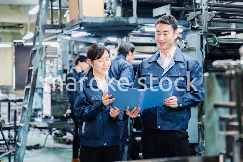工場で生産計画を確認する労働者
