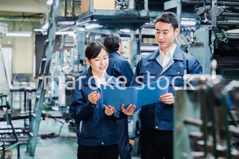 工場で生産計画を確認する労働者