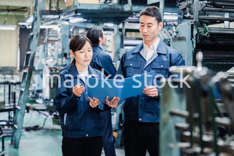 工場で生産計画を確認する労働者