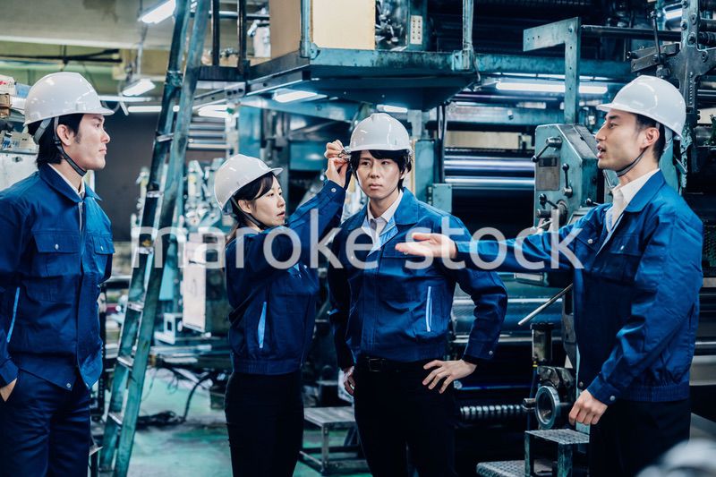 安全設備の相互確認をする工場労働者