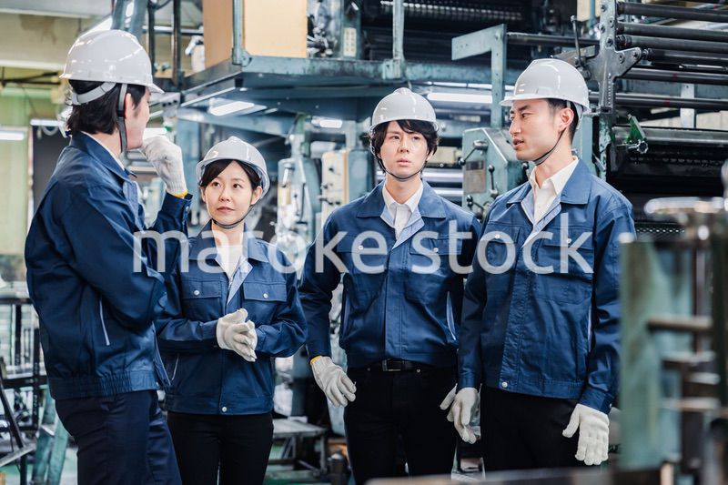 現場でミーティングをする労働者