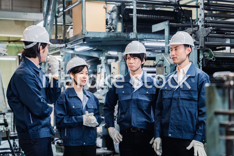 現場でミーティングをする労働者