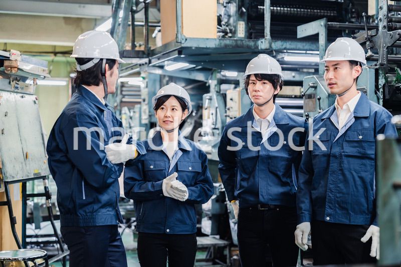 現場でミーティングをする労働者