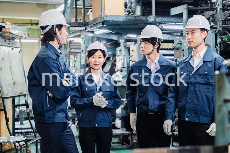 現場でミーティングをする労働者