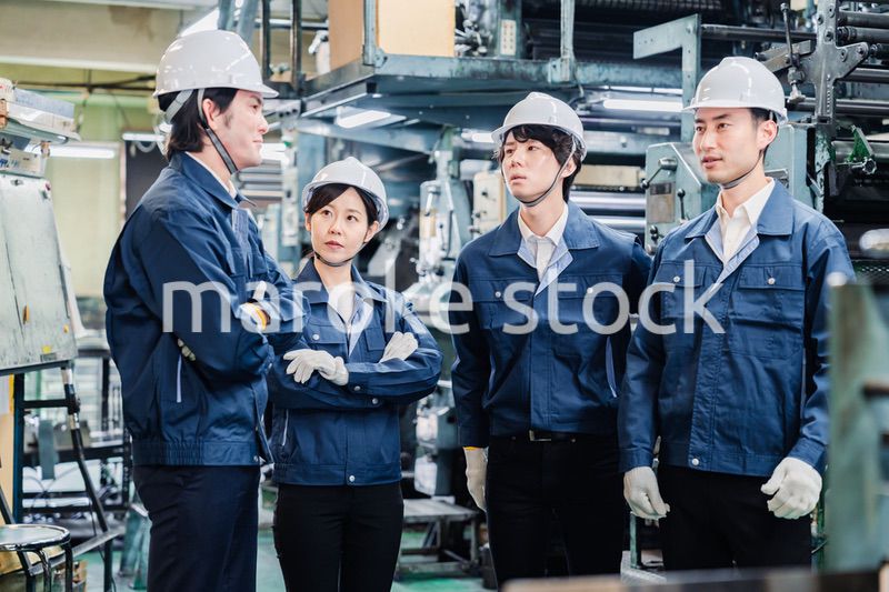 現場でミーティングをする労働者