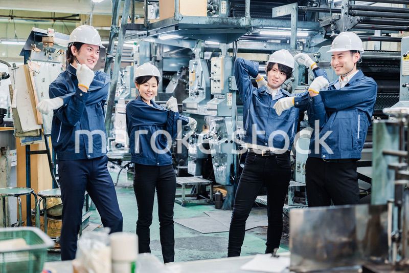 始業前の体操をする工場労働者