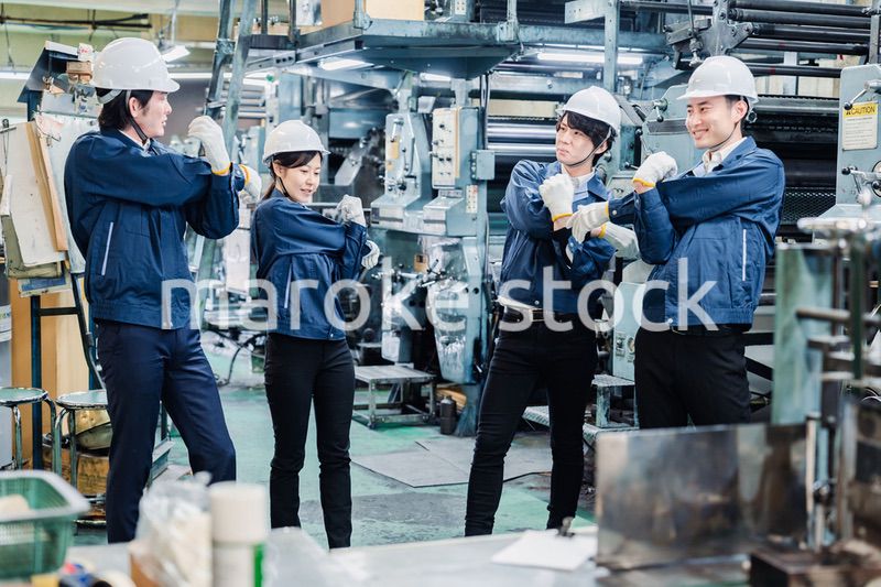 始業前の体操をする工場労働者