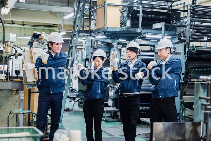 始業前の体操をする工場労働者