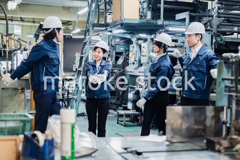 始業前の体操をする工場労働者