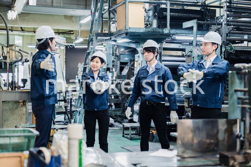 始業前の体操をする工場労働者