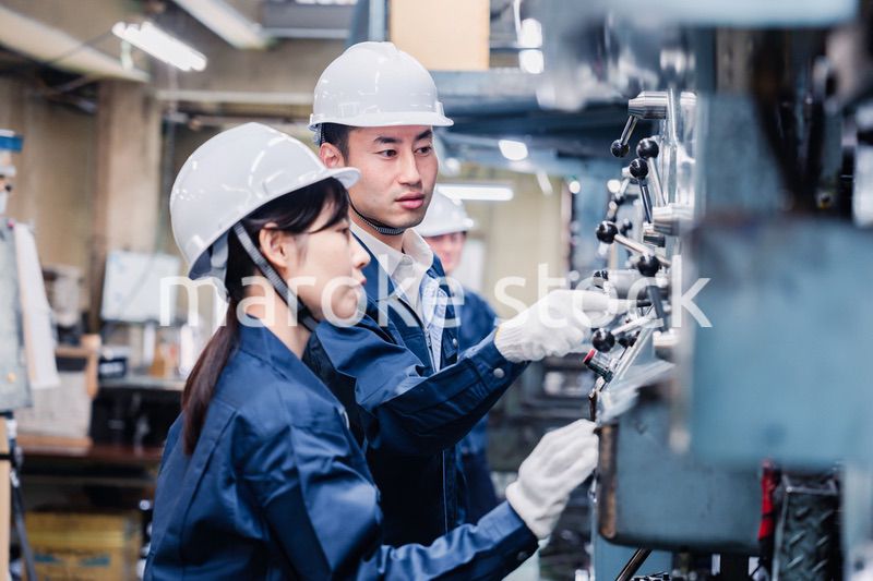 発電所で働くスタッフ