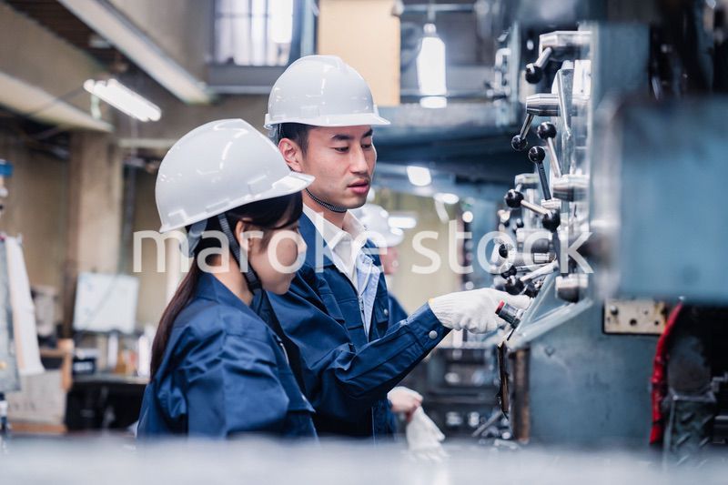 発電所で働くスタッフ