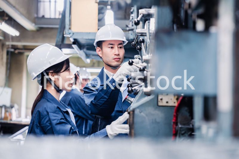 発電所で働くスタッフ