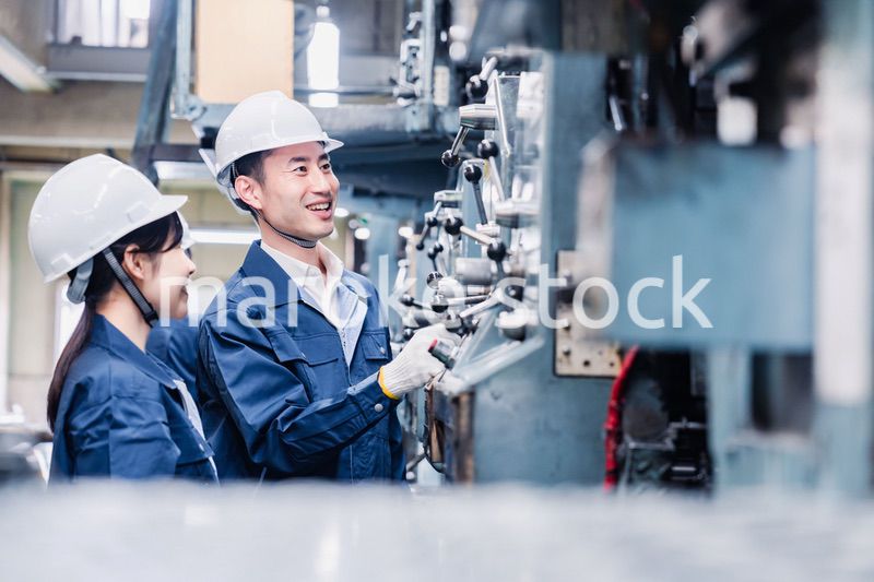 発電所で働くスタッフ