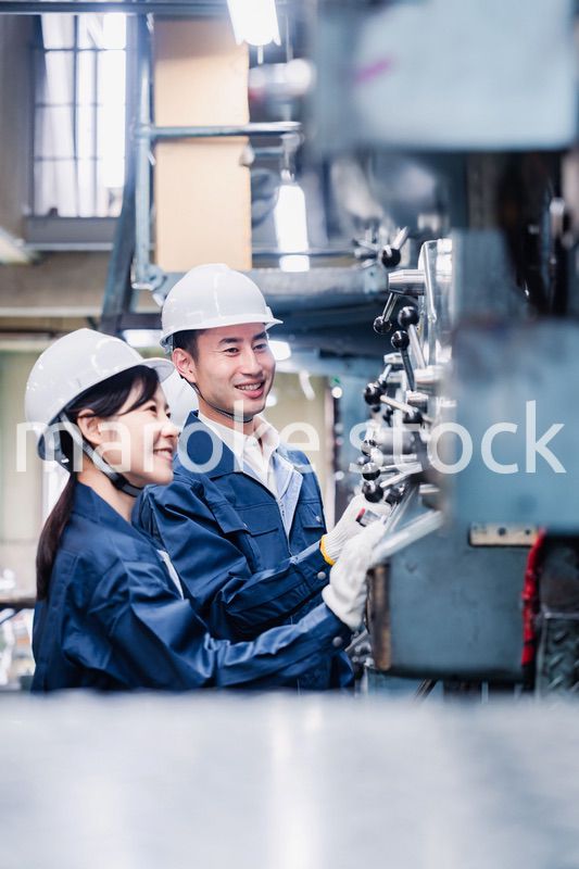 発電所で働くスタッフ