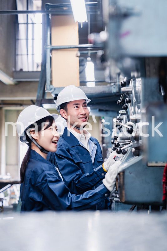 発電所で働くスタッフ