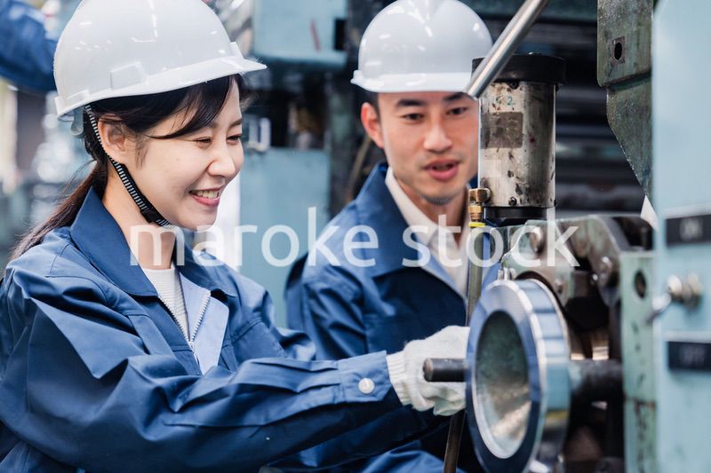 工場で働く外国人技能実習生