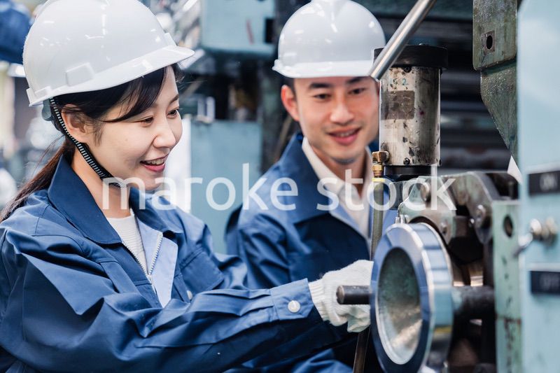 工場で働く外国人技能実習生