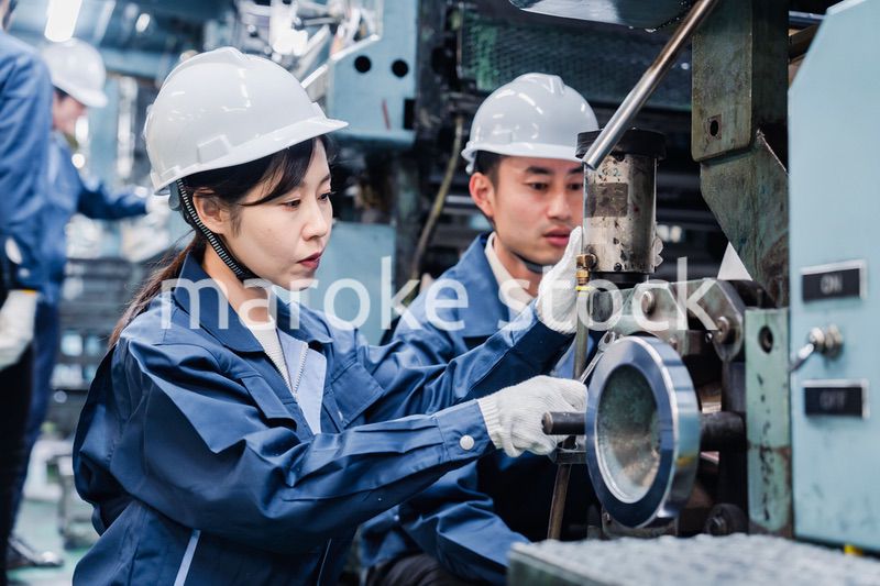 工場で働く外国人技能実習生