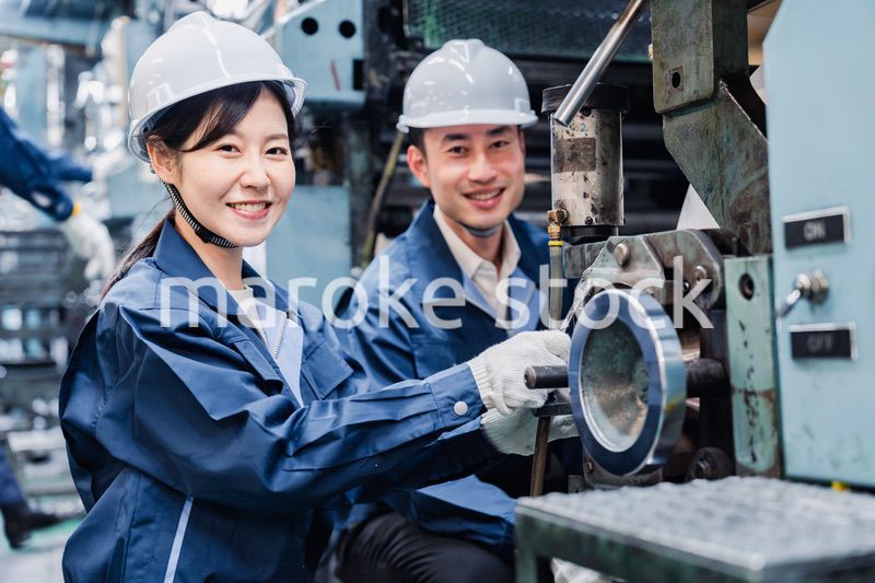 工場で働く外国人技能実習生