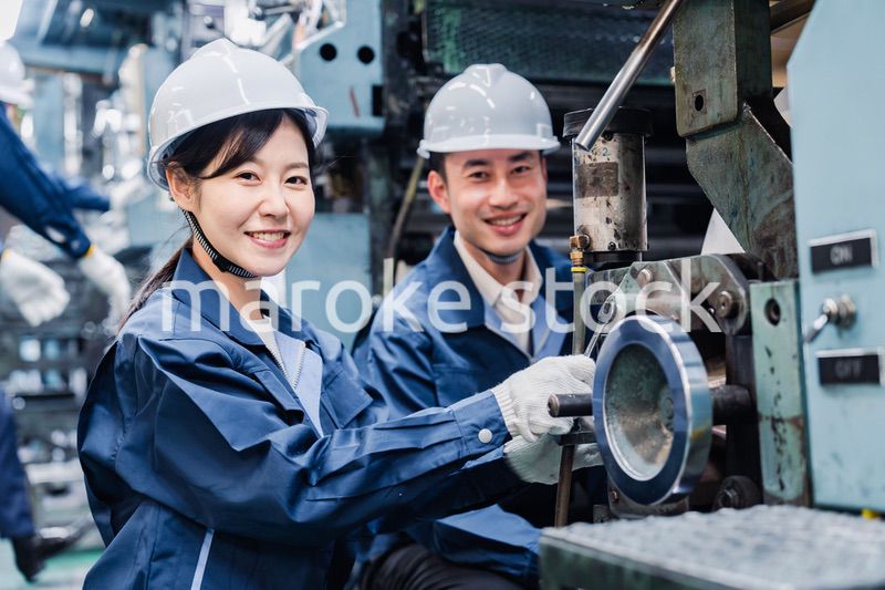 工場で働く外国人技能実習生