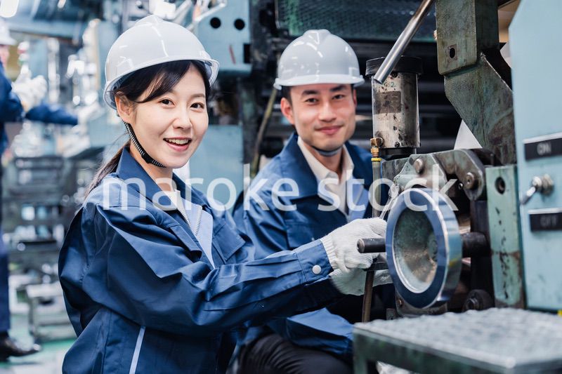 工場で働く外国人技能実習生