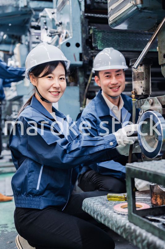 工場で働く外国人技能実習生