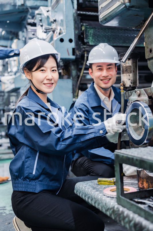 工場で働く外国人技能実習生