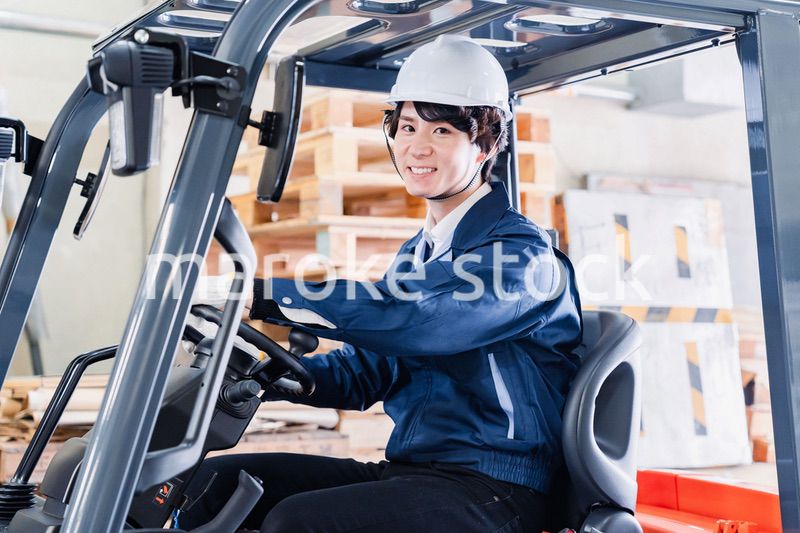 現場でフォークリフトを運転する男性作業員