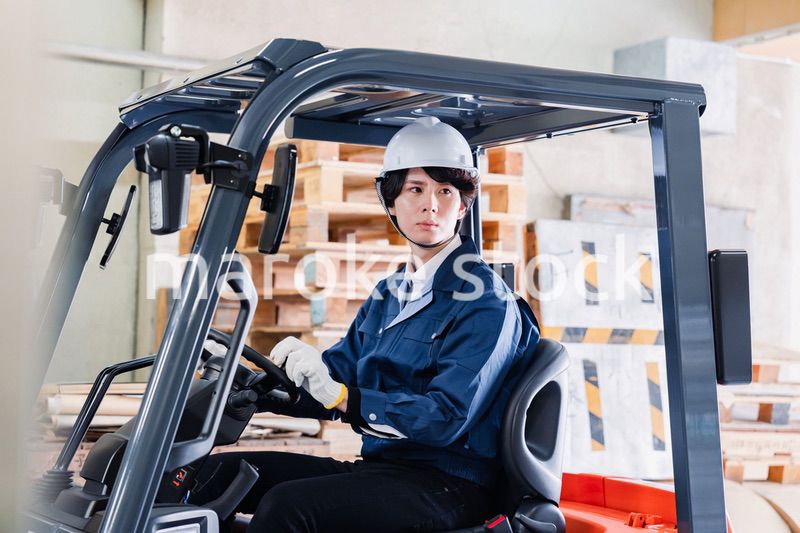 現場でフォークリフトを運転する男性作業員